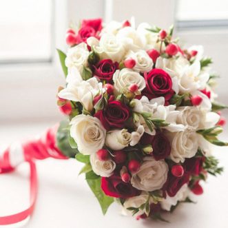 Букет невесты из красных и белых роз «Богиня любви»