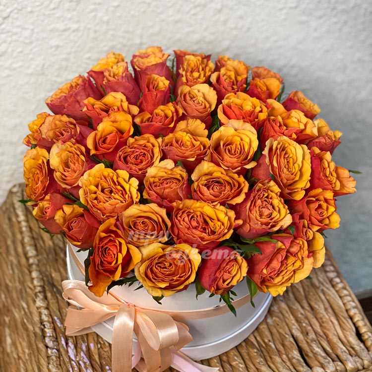 41 оранжевая роза в коробке (на корзине)