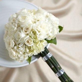 Букет невесты из белых роз и гвоздик «Дива»