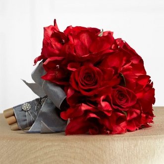 Букет невесты из красных альстромерий и роз «Донна роза»
