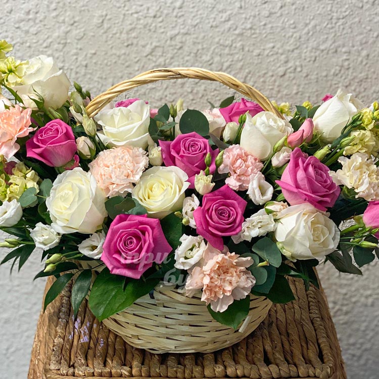 Корзина роз и эустом (крупный план)