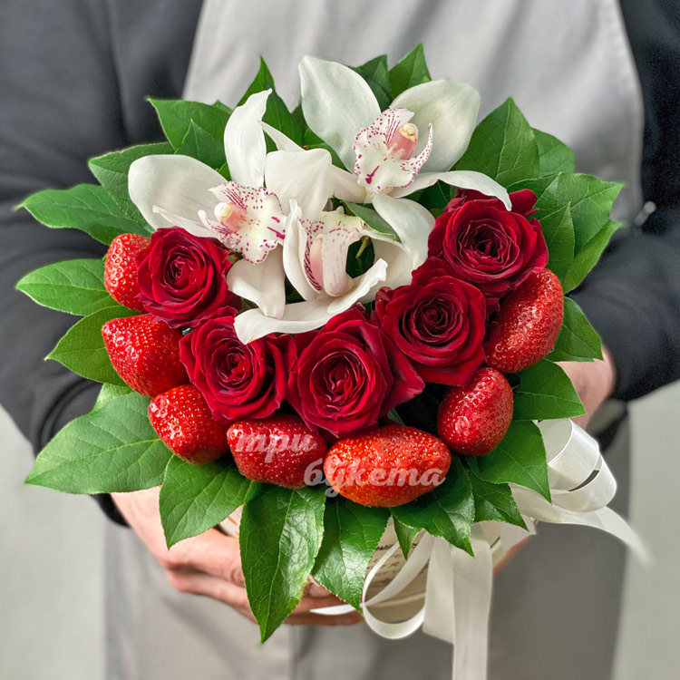 Орхидеи, розы и клубника в коробке (вид сверху)