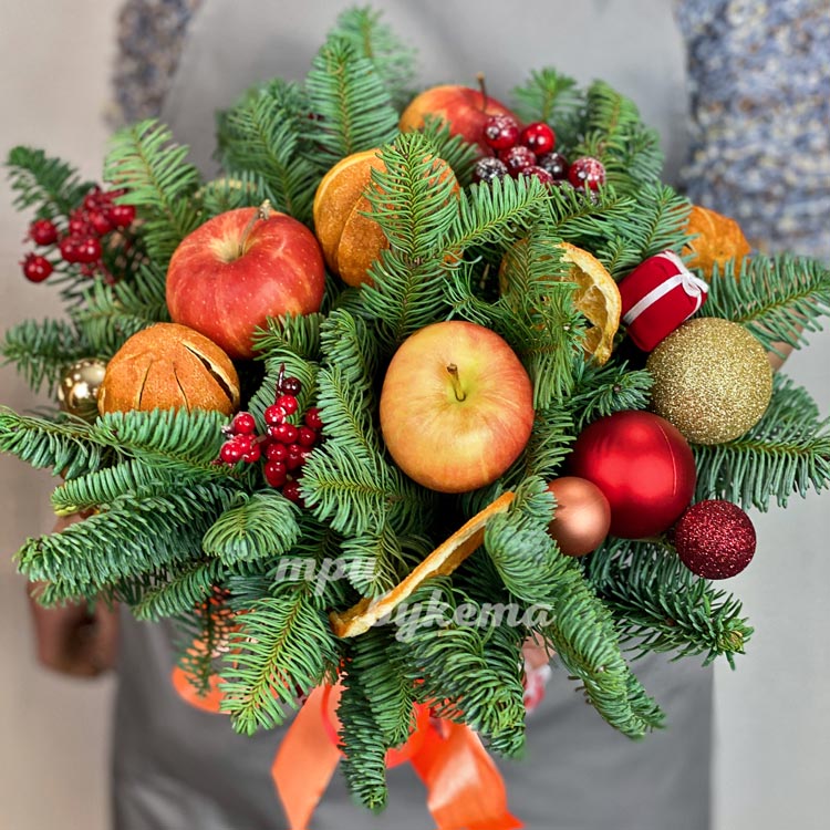 Хвойный букет из мандаринов и яблок (крупный план)