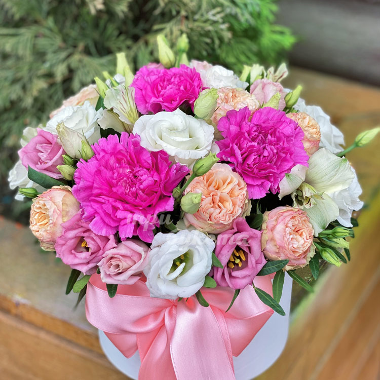 Гвоздики и розы в коробке (крупный план)