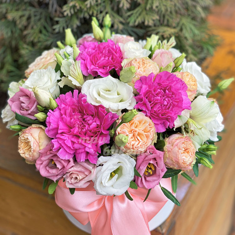 Гвоздики и розы в коробке (вид сверху)