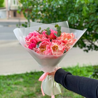 Букет из пышных пионов