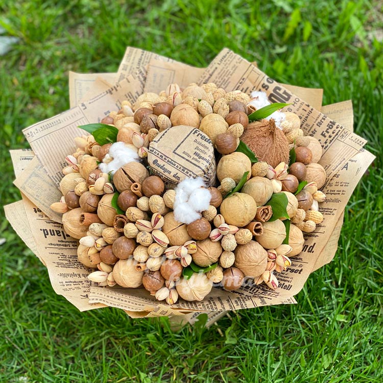 Букет из грецких орехов и кокоса (на фоне травы)