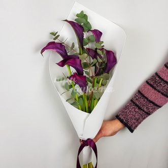 Букет из 7 фиолетовых калл