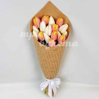 Букет из 17 светлых тюльпанов