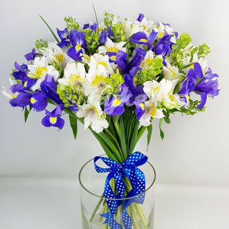 Букет из ирисов и альстромерий