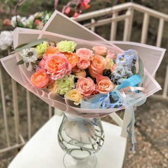 Букет из дельфиниума, роз и гвоздик