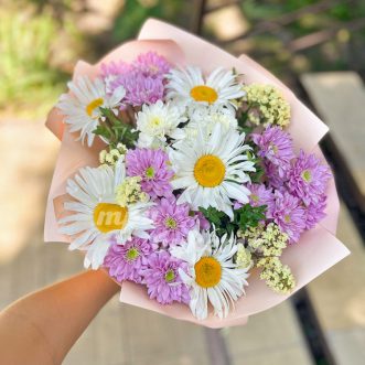 Букет из хризантем и нивяника