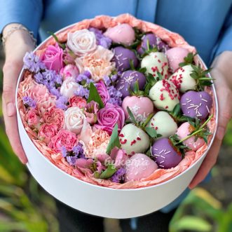 Комп. из цветов и 15 клубник в шоколаде