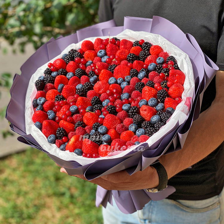 Большой букет из 5 видов ягод