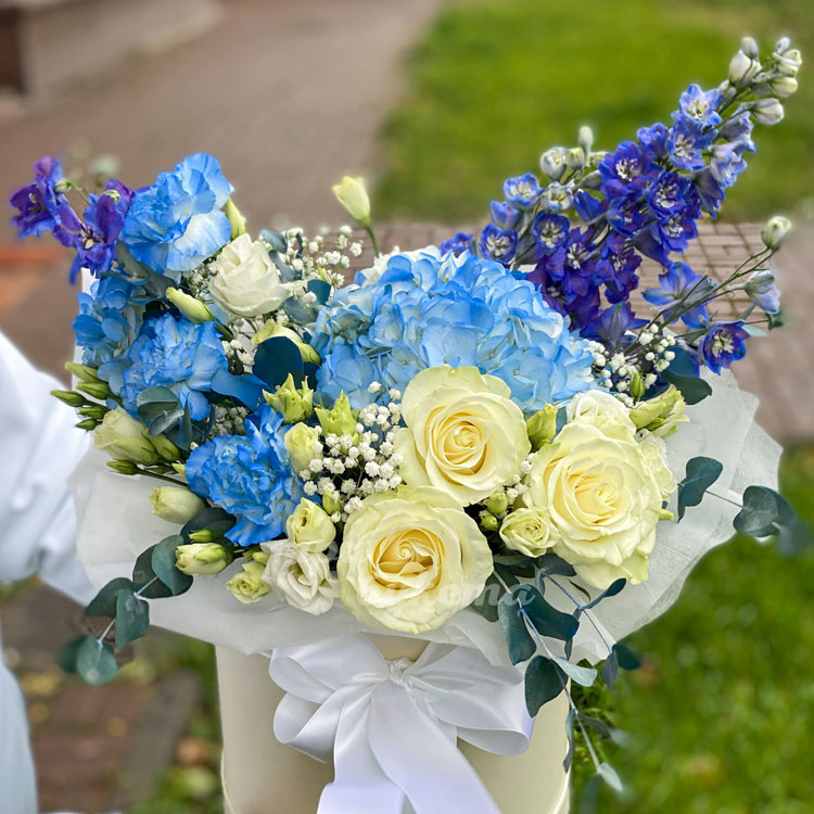 Коробка с эустомами, гвоздиками и розами (крупный план)