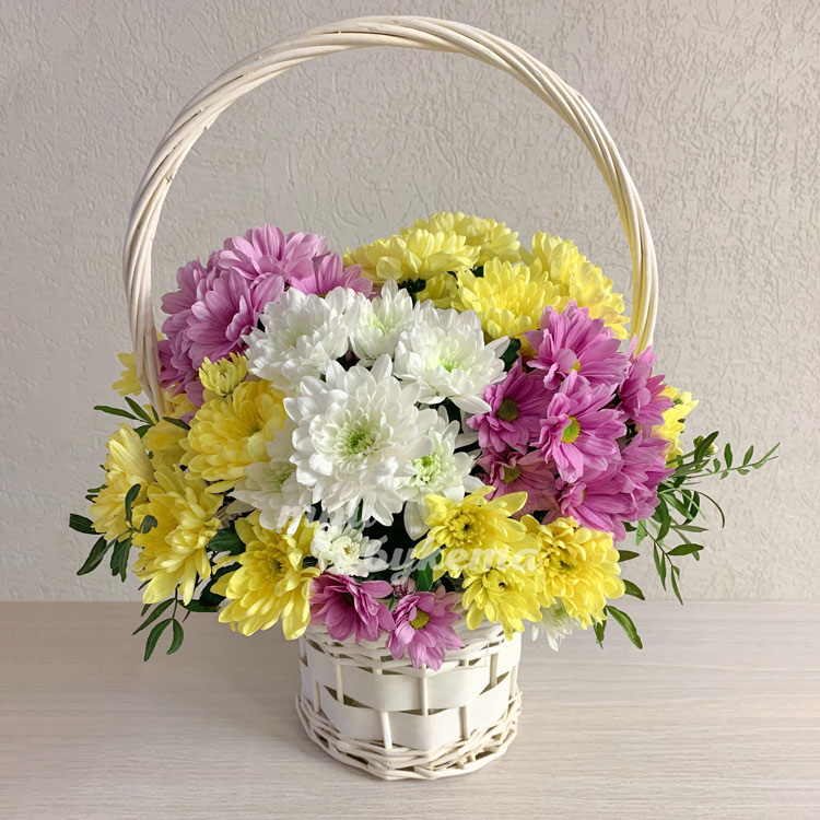 Корзинка разноцветных хризантем
