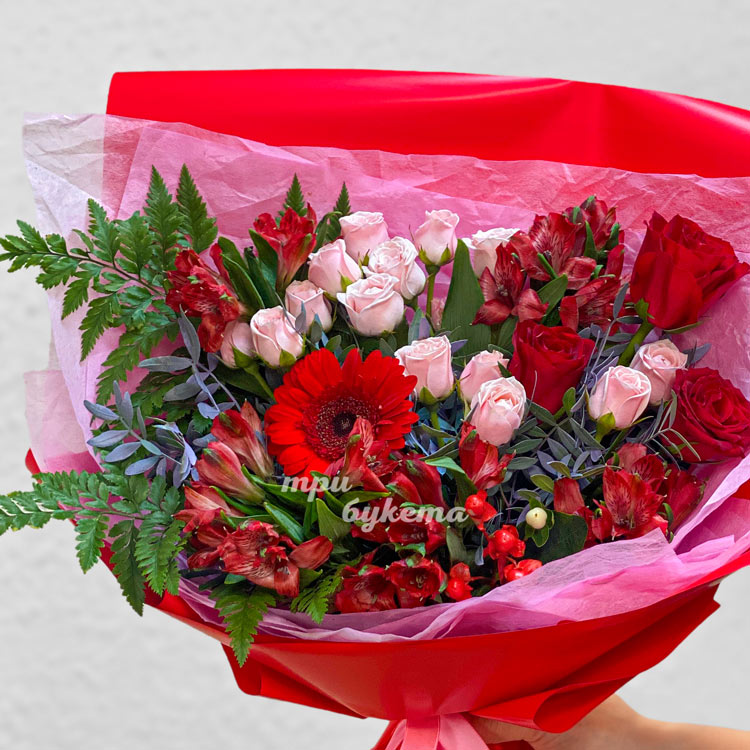 Букет красных альстромерий, роз и зелени (крупный план-2)