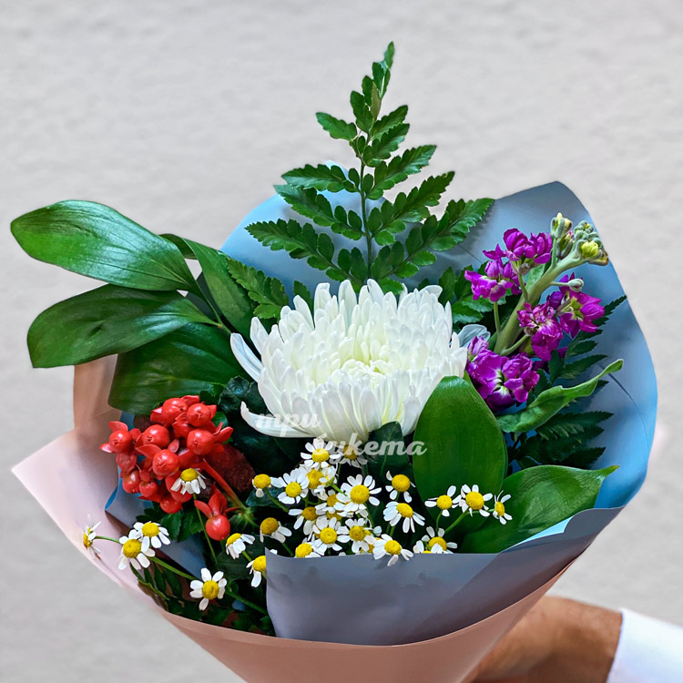 Мини-букет из ромашки и хризантемы (крупный план)