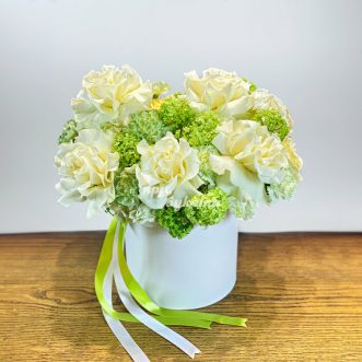 Коробка зеленых гвоздик, роз и вибурнума