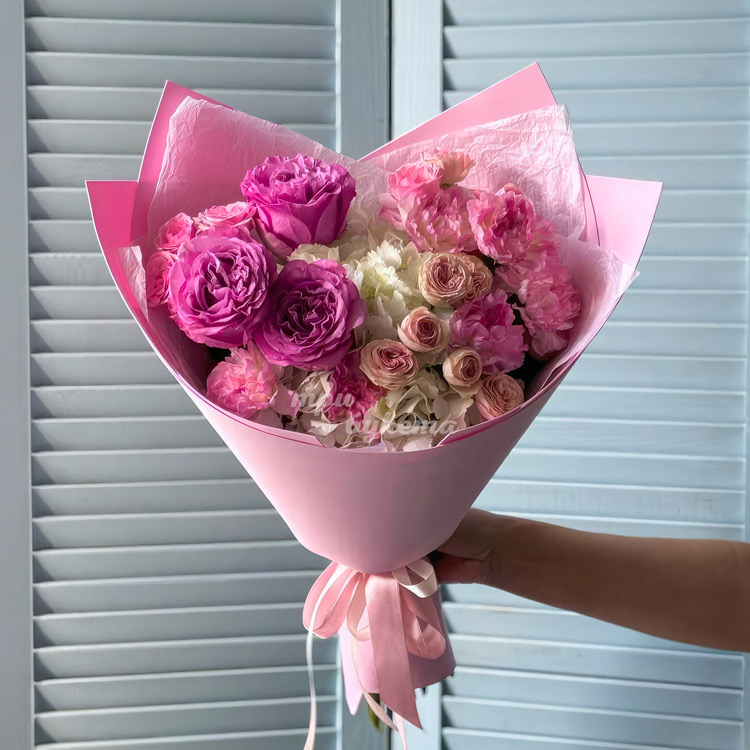 Розовый букет гвоздик и роз с гортензией (в руках флориста)